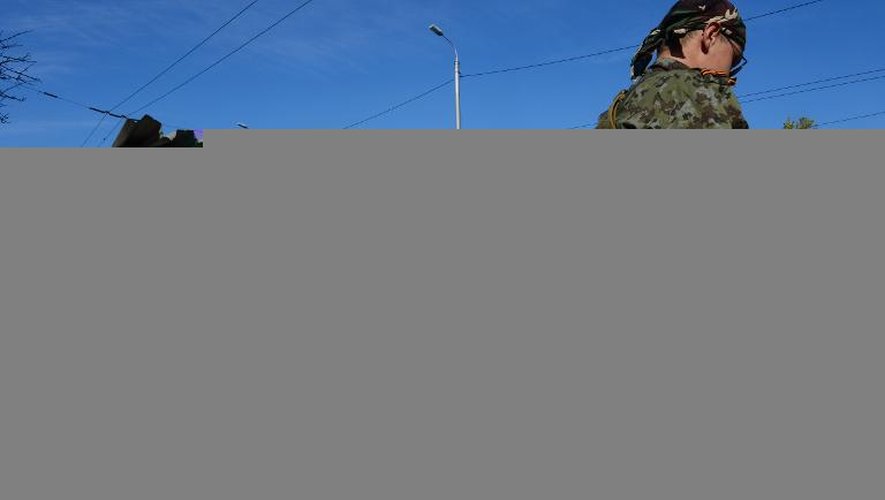 Un soldat ukrainien pro-russe tient un point de contrôle sur la route de l'aéroport à Donetsk, en Ukraine, le 30 septembre 2014