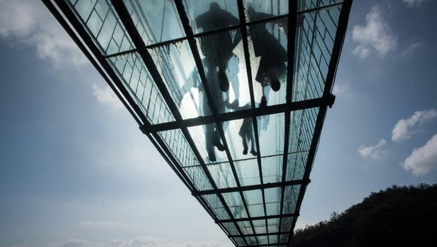 Des visiteurs sur le premier pont suspendu en verre de Chine, le 8 octobre 2015 dans les montagnes de Shinuizhai (centre)