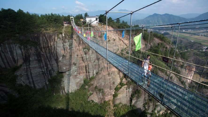 Des visiteurs sur le premier pont suspendu en verre de Chine, le 8 octobre 2015 dans les montagnes de Shinuizhai (centre)