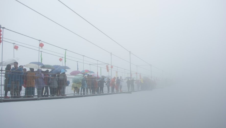 Des visiteurs sur le premier pont suspendu en verre de Chine, le 6 octobre 2015 dans les montagnes de Shinuizhai (centre)