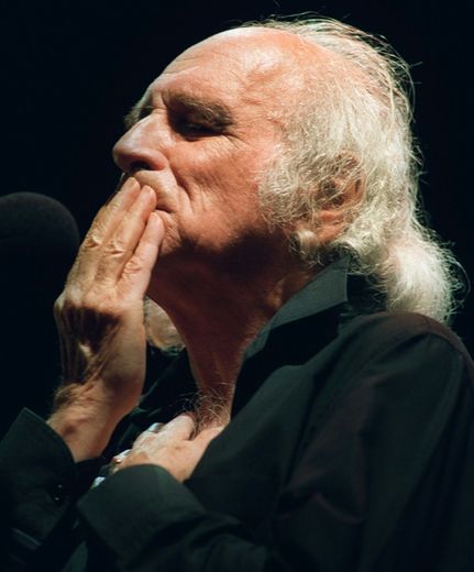 Le chanteur Léo Ferré, sur la scène du théâtre de Montauban (Tarn-et-Garonne), le 7 mai 1992