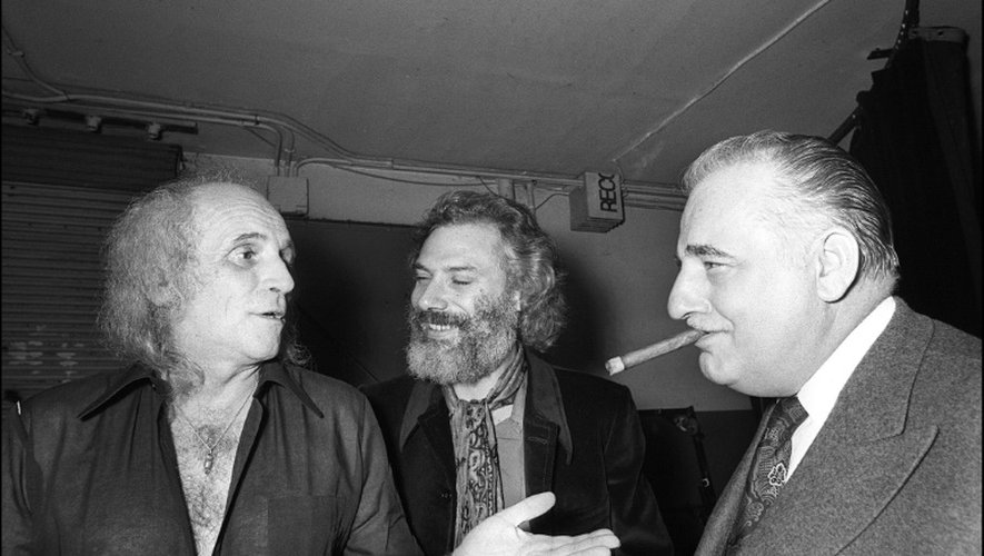 Le chanteur français Léo Ferré (g) parle avec le chanteur Georges Moustaki (c) et Bruno Coquatrix, fondateur de l'Olympia, dans les coulisses de l'Olympia à Paris, le 25 octobre 1972