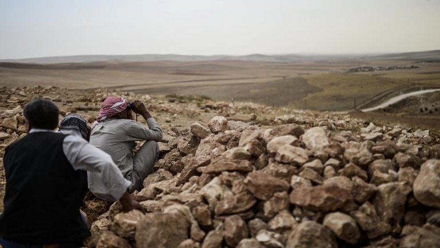 Un Kurde syrien observent les combats entre le groupe EI et les combattants kurdes, le 24 septembre 2014 à Sanliurfa
