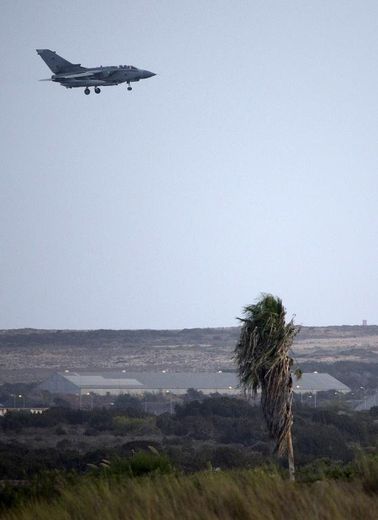 Un Tornado GR4 de la Royal Air Force s'apprête à attérir à la base britannique de Limassol à Chypre, le 27 septembre 2014