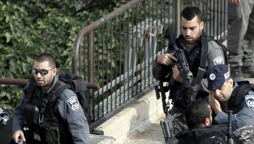 Des garde-frontières israéliens donnent les premiers soins à un policier qui vient d'être poignardé par un Palestinien dans la Vieille ville de Jérusalem, le 10 octobre 2015