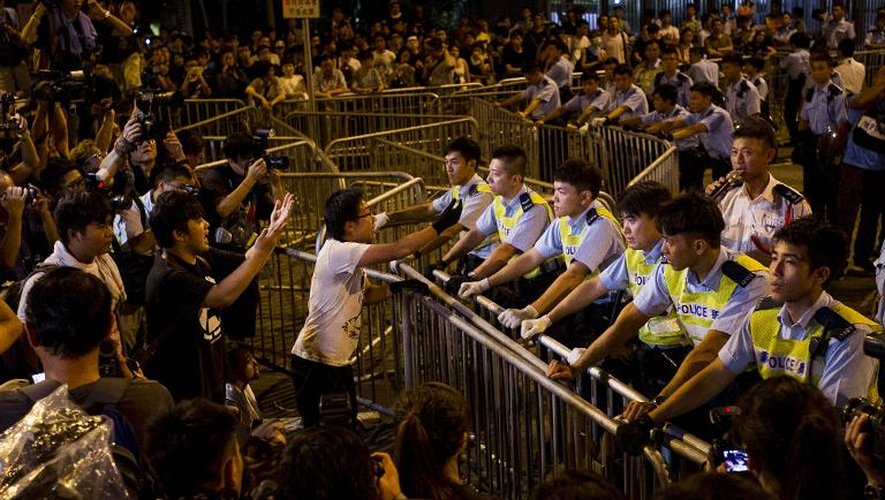 Des manifestants prodémocratie face à la police à Hong Kong, le 2 octobre 2014