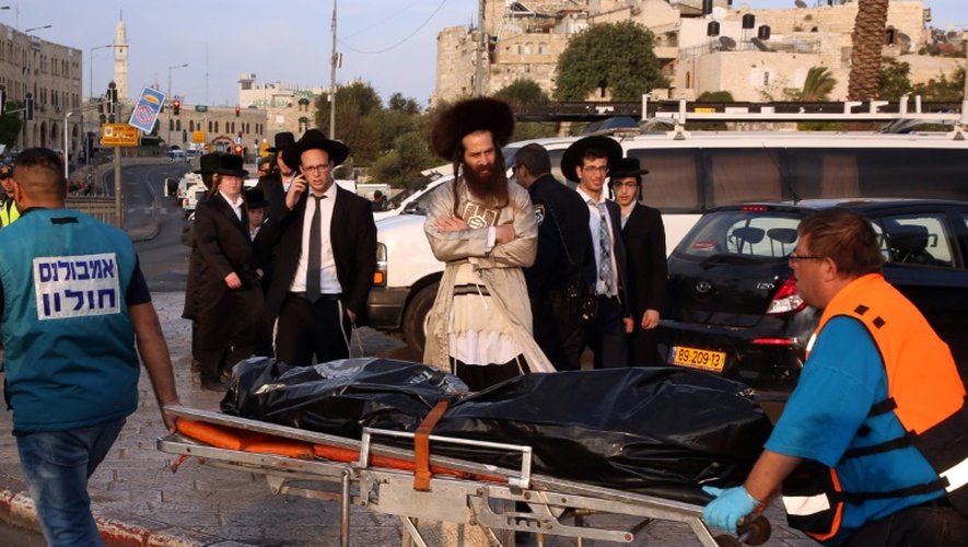 Des secouristes israéliens évacuent le corps d'un Palestinien tué par les forces de sécurité israéliennes après qu'il a tenté de poignardé un juif dans les Vieille ville de Jérusalem le 10 octobre 2015