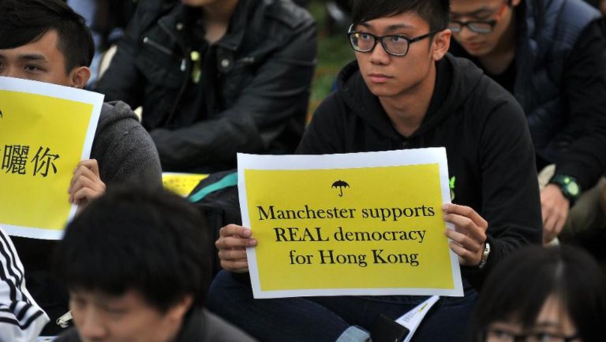 Un supporter des manifestants Hongkongais prodémocratie leur apporte son soutien lors d'un rassemblement à Manchester (Angleterre), le 1er octobre 2014