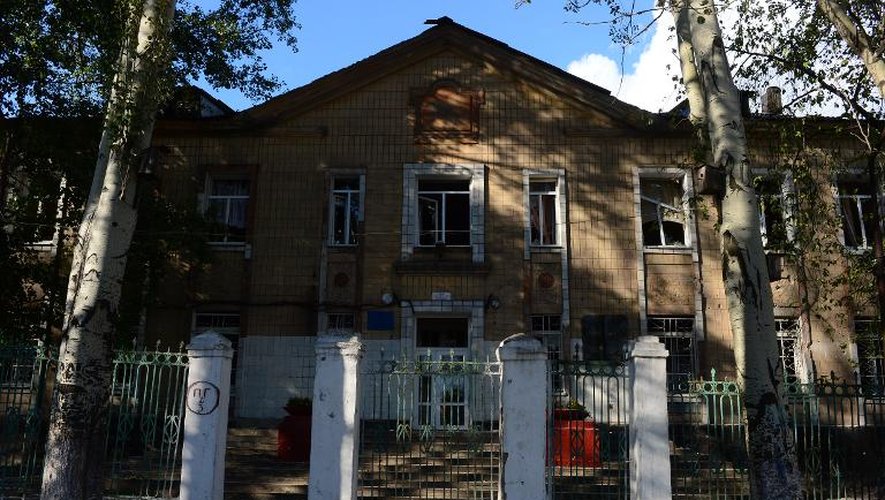 Une école endommagée à Donetsk, le 1er octobre 2014, après qu'un tir de roquette a eu lieu juste à côté, en Ukraine