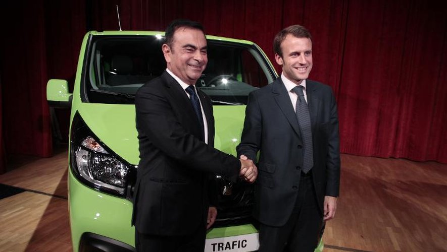 Le Pdg de Renault Carlos Ghosn (g) et le ministre de l'Economie Emmanuel Macron devant une Renault Traffic lors de l'inauguration d'un nouveau site de production le 30 septembre 2014 à Sandouville