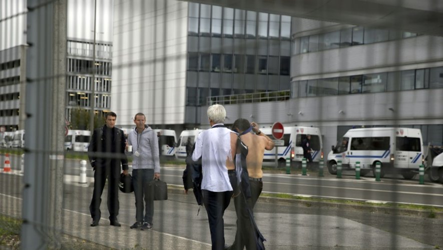 Xavier Broseta (d), DRH d'Air France, et Pierre Plissonnier, responsable de l'activité long-courrier, chemises arrachées, après avoir été molestés par des syndicalistes, le 5 octobre 2015 à Roissy