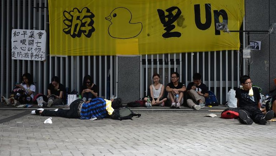 Des manifestants prodémocratie près du siège du gouvernement, le 2 octobre 2014 à Hong Kong