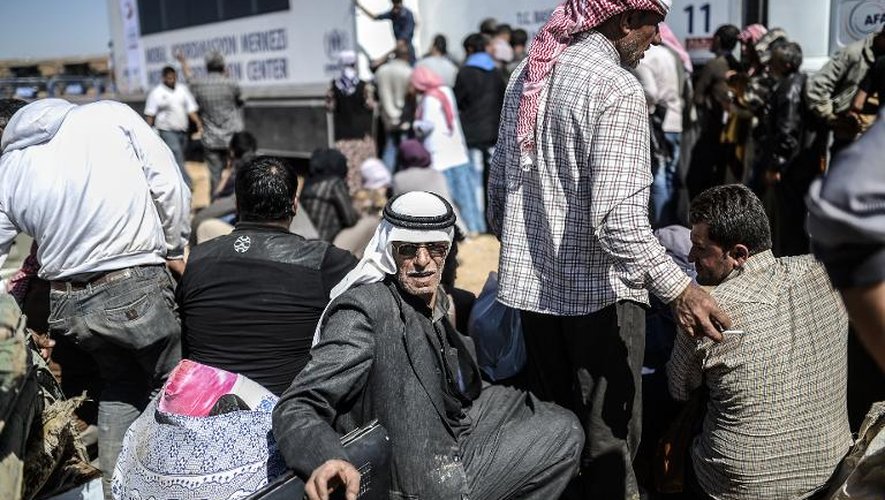 Des Kurdes syriens réfugiés le 1er octobre 2014 près de Suruc dans la province de Sanliurfa à la frontières entre la Turquie et la Syrie