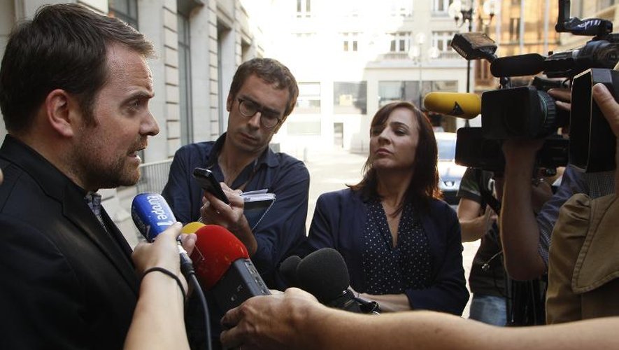 L'ancien dirigeant et fondateur de Bygmalion, Bastien Millot, entouré de journalistes à l'issue de sa garde à vue le 1er octobre 2014 à Paris