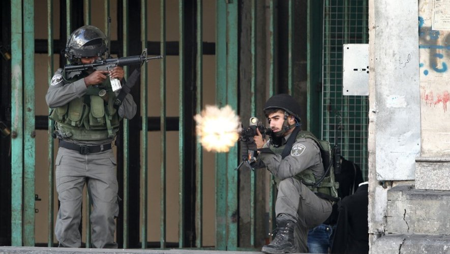 Des forces de l'ordre israéliennes tirent sur des palestiniens avec des balles en caoutchouc près d'un checkpoint à l'est d'Hébron, le 6 octobre 2015