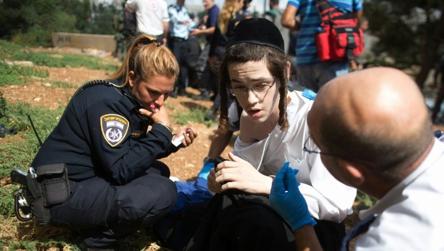 Un adolescent juif ultraorthodoxe est soigné par une équipe médicale après avoir été poignardé par un palestinien à Jérusalem, le 9 octobre 2015