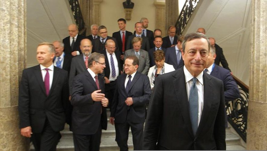 Mario Draghi, président de la BCE, et les membres du conseil d'administration, le 2 octobre 2014 à Naples