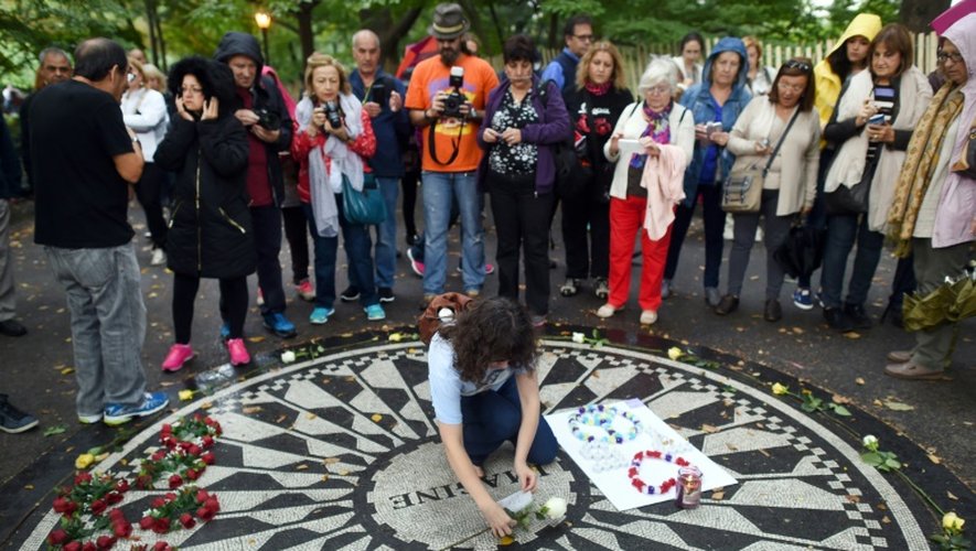 Des fans de John Lennon réunis le 9 octobre 2015 à New York, au mémorial Strawberry Field, en bordure de Central Park, dédié au musicien assassiné en 1980