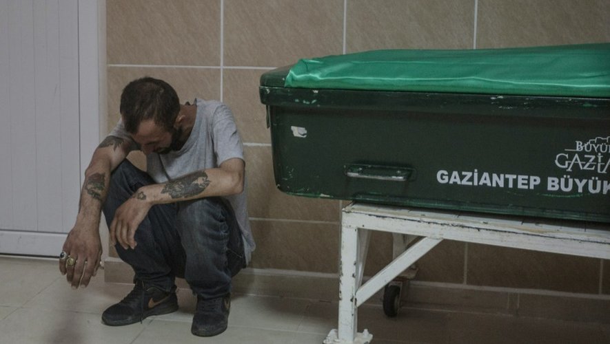 Un homme près du cercueil d'une victime de l'attentat en plein mariage de Gaziantep, dans le sud-est de la Turquie qui a fait plus de 50 morts, le 21 août 2016
