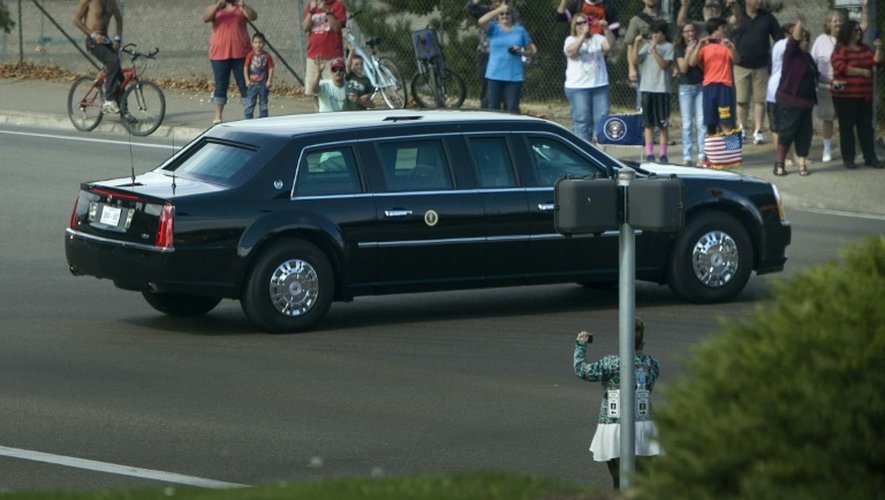 Des habitants regardent passer la voiture du président Barack Obama, le 9 octobre 2015 à Roseburg