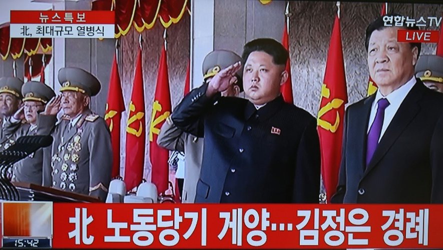 Capture d'écran réalisée le 10 octobre 2015 d'une vidéo de la chaîne de télévision Yonhap News TV à Séoul montrant Kim Jong-Un (C) pendant une cérémonie marquant le 70e anniversaire à Pyongyang