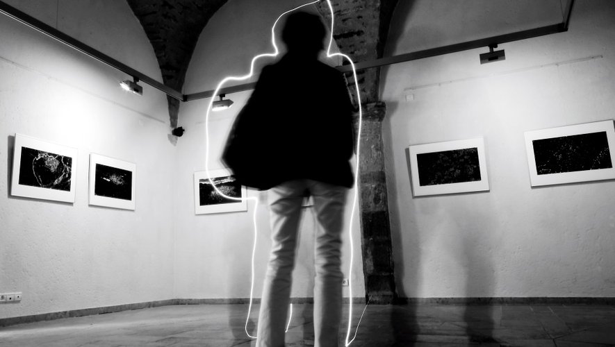 À la galerie Sainte-Catherine, Jacques Pugin, plasticien suisse, pratique la photographie expérimentale où la recherche plastique se mêle  une réflexion sur le temps. Il est l’un des précurseurs du light painting (peinture avec la lumière).
