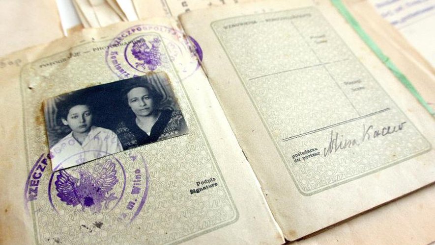 Le passeport de la mère de Romain Gary, Mina Kacev, avec une photo d'elle et son fils, le 24 septembre 2014 à Vilnius en Lituanie