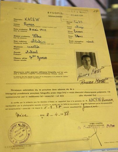 Un certificat de résidence de Romain Gary, né Roman Kacev, délivré en 1938 à Nice, le 24 septembre 2014 à Vilnius en Lituanie