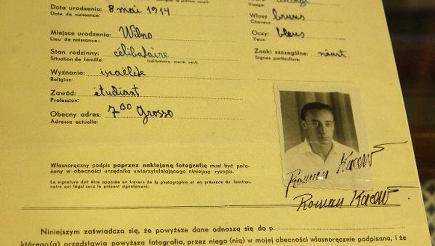 Un certificat de résidence de Romain Gary, né Roman Kacev, délivré en 1938 à Nice, le 24 septembre 2014 à Vilnius en Lituanie
