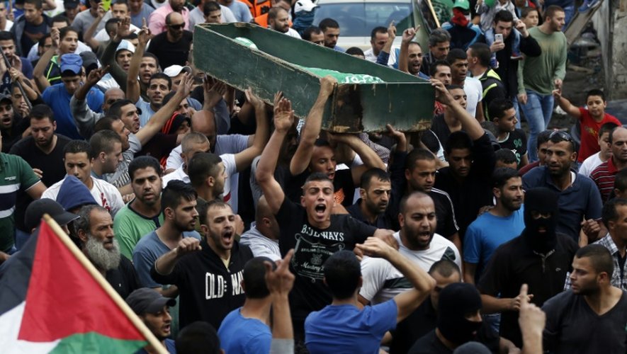 Des Palestiniens portent le corps de Ahmad Qali pendant ses funérailles dans le camp de réfugiés de Chouafat dans Jerusalem Est le 10 octobre 2015
