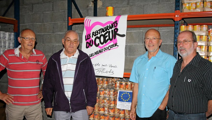 Le président adjoint Jean-Louis Coste, le trésorier Michel Delmas, le président Michel Guiraud et le secrétaire Yves Doyon, dans l’entrepôt des Restos du Cœur.