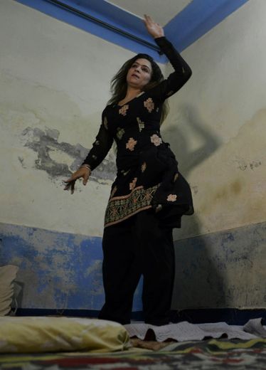 Une prostituée du quartier chaud de Lahore esquisse des pas de danse, le 4 mai 2016