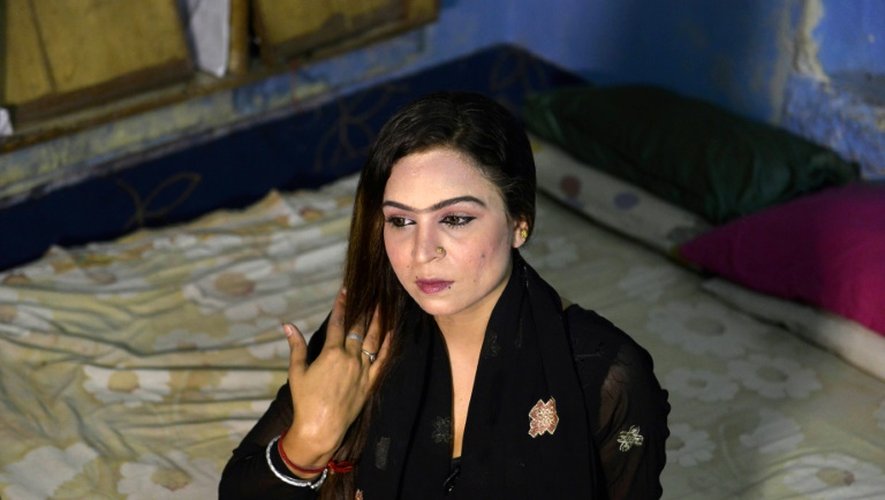 Une prostituée du quartier chaud de Lahore se prepare à une sortie, le 4 mai 2016