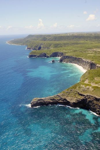 Photo aérienne prise le 14 Avril 2007 des falaises situées au nord-est de l'île de Marie-Galante dans les Antilles Françaises
