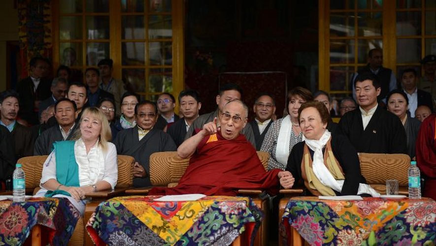 Le chef spirituel tibétain Dalaï Lama (c) avec les lauréates du Prix Nobel pour la paix  Shirin Ebadi (d) et  Jody Williams  à l'occasion d'une cérémonie de commémoration du 25e anniversaire de son Nobel, le 2 octobre 2014 à McLeod Ganj en Inde