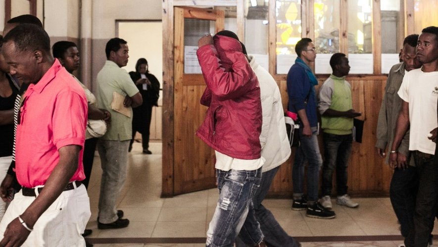 Un accusé cache son visage alors qu'il quitte le tribunal d'Antananarivo, le 9 octobre 2015