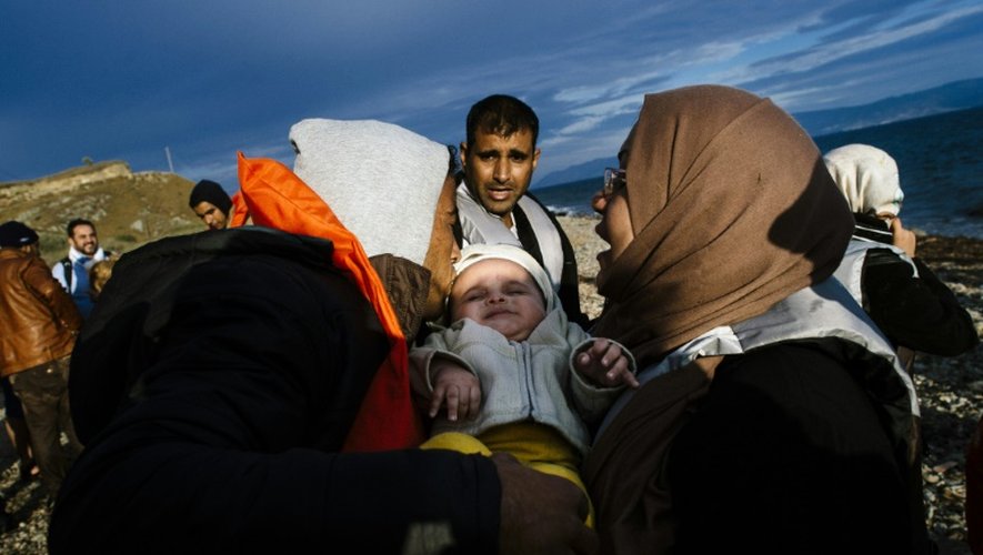 Des migrants viennent d'arriver sur la plage de l'île de Lesbos en Grèce le 10 octobre 2015 provenant de Turquie