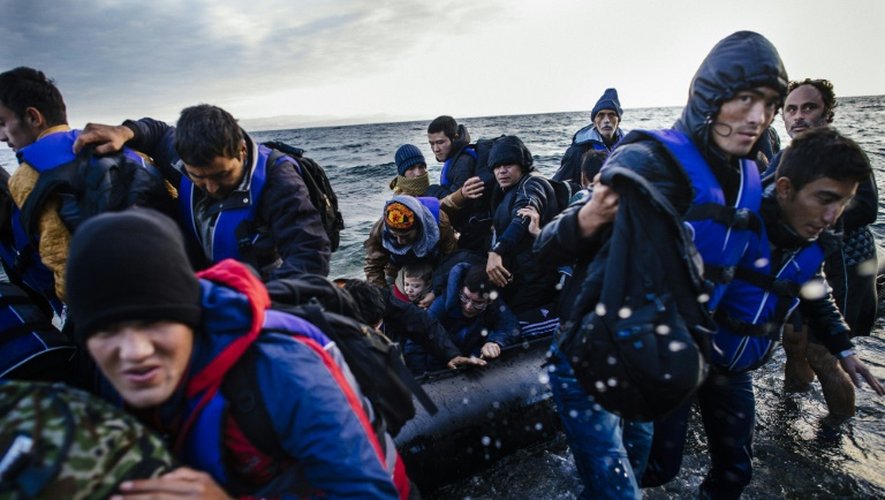 Des jeunes migrants arrivent par bateau sur l'île de Lesbos venant de Turquie le 9 octobre 2015