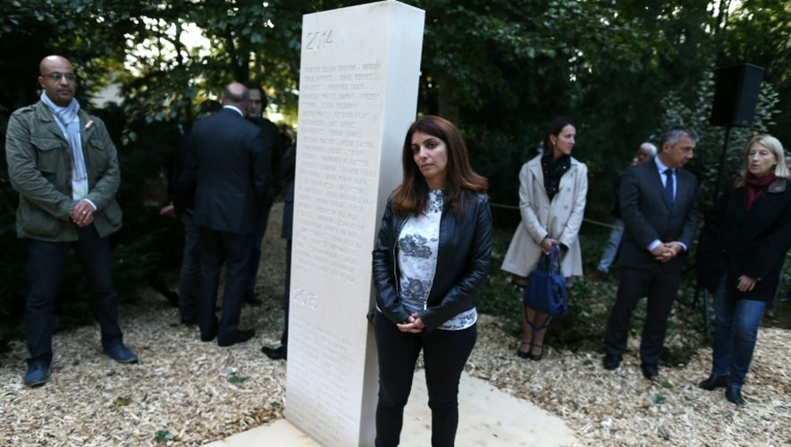 Lina Chawaf, rédactrice en chef de la radio syrienne Rozana, photographiée près de la stèle en l'honneur des journalistes tués en 2015, le 8 octobre 2015 à Bayeux