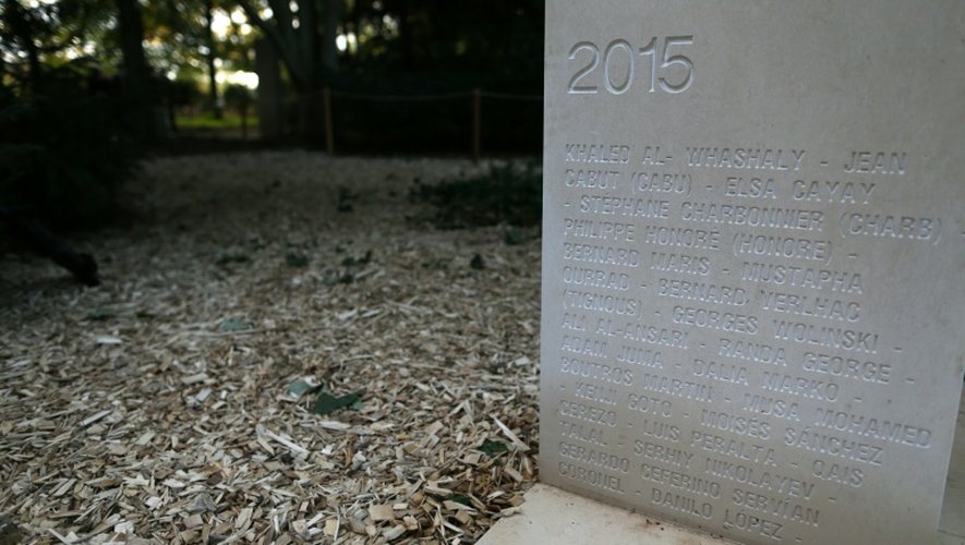 Stèle du Mémorial des reporters tués dans l'exercice de leur fonction, à Bayeux, photographiée à Bayeux le 8 octobre 2015