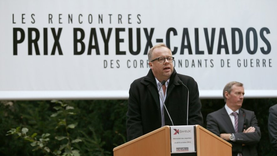 Le secrétaire général de l'ONG Reporters sans frontières (RSF) Christophe Deloire fait un discours avant de dévoiler la stèle en l'honneur des reporters de guerre tués en 2015, à Bayeux le 8 octobre 2015