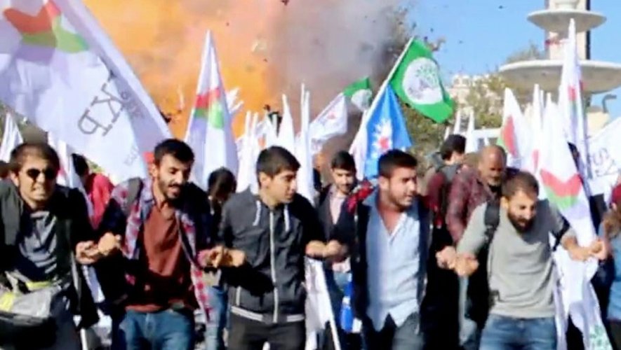 Capture d'écran de "Dokuz8 Haber" de militants de l'opposition lors du rassemblement pour la paix quelques instants avant une double explosion meurtrière le 10 octobre 2015 à Ankara