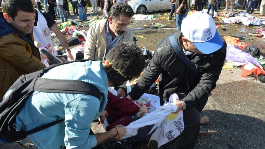 Evacuation d'une personne blessée dans une double explosion meurtrière le 10 octobre 2015 à Ankara