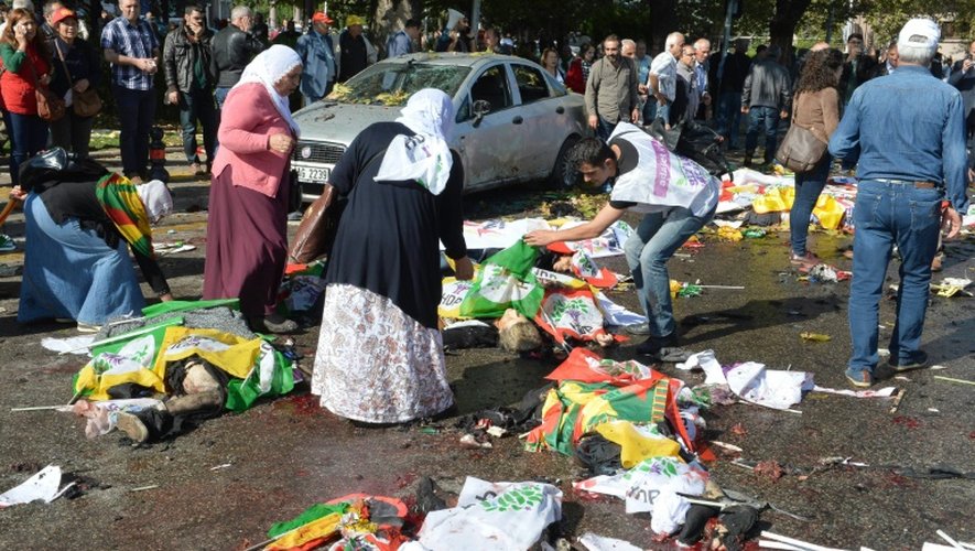 Des femmes au milieu des corps après les attentats visant une manifestation pour la paix organisée par l'opposition prokurde, le 10 octobre 2015 à Ankara