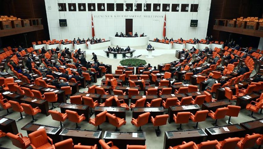 Le Parlement turc à Ankara lors du vote d'un projet de résolution du gouvernement islamo-conservateur autorisant l'armée à mener des opérations contre les jihadistes du groupe de l'Etat Islamique (EI) en Syrie et en Irak, le 2 octobre 2014