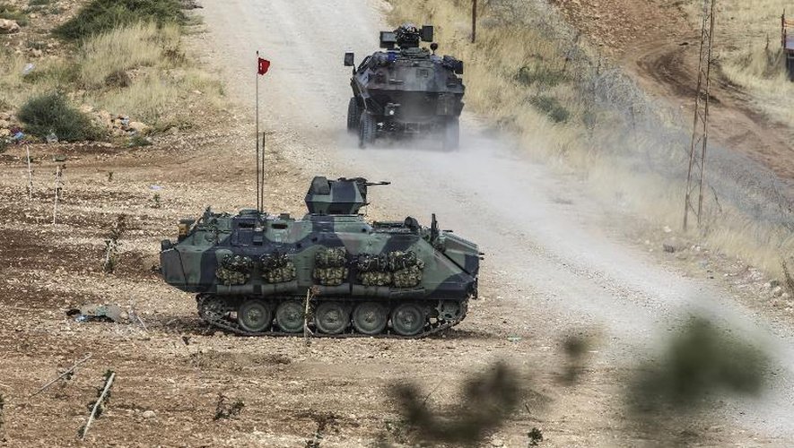 Des tanks turques prennent position face aux combattants du groupe Etat islamique à la frontière syrienne, près de Kobané, le 2 octobre 2014