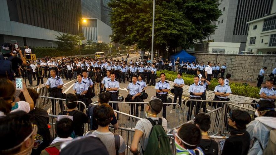 Des manifestants prodémocratie face aux policiers devant le siège du gouvernement, le 3 octobre 2014 à Hong Kong