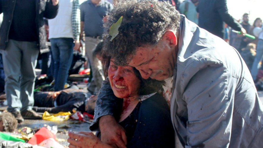 Une femme blessée dans une double explosion meutrière le 10 octobre 2015 à Ankara