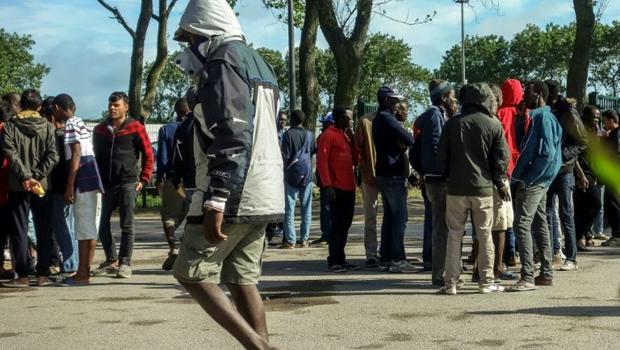 Des migrants devant le centre d'aide humanitaire Jules-Ferry  proche de la "Jungle" le 22 août 2016 à Calais