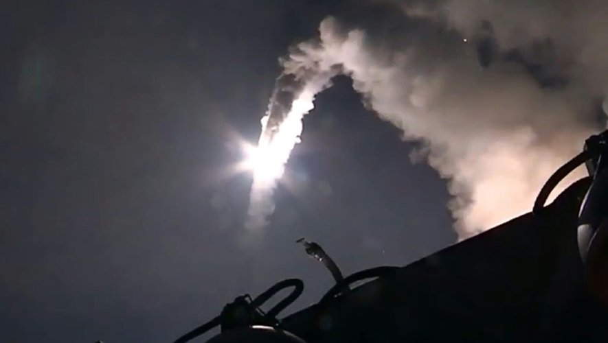Capture d'écran d'une vidéo fournie par le ministère de la Défense, d'un tir de missile depuis la mer Caspienne contre une cible de l'EI en Syrie d'une frappe russe contre une cible de l'EI le 7 octobre 2015